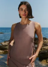 Top color marrón confeccionado en lino y rayón, con escote alto y tiras ajustables en los laterales.