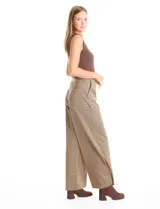 Pantalón de tiro alto con diseño wide leg y cintura elástica. Presenta un estampado de cuadros tipo gales en tonos marrones y negros, con bolsillos funcionales en la parte delantera.