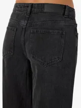 Jean wide leg de tiro medio y pernera ancha, color negro con efecto lavado. Cuenta con diseño clásico de denim y bolsillos delanteros y traseros.