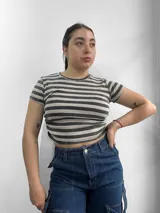 Remera corta de morley con cuello redondo y mangas cortas.