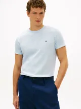 Remera de corte slim Tommy Hilfiger, confeccionada en suave tejido interlock de algodón elástico, de color celeste con cuello redondo y el logo de la marca bordado en el pecho.