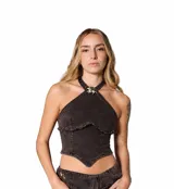 Top halter de denim negro con efecto lavado, corte entallado y escote alto. Presenta recortes frontales estructurados, terminación desflecada en el frente y un aplique metálico decorativo en el centro del cuello. Posee espalda descubierta.