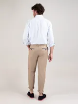 Camisa de hombre con diseño de rayas finas celestes y blancas, corte regular fit, cuello button down y manga larga. Cuenta con cierre frontal de botones y sutil logo bordado en el pecho.