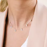 Gargantilla de plata 925 con cadena fina y dijes colgantes de circonias engarzadas en formato circular.