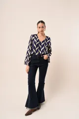 Pantalón de jean acampanado color celeste claro.