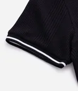 Remera polo blanca de viscosa texturizada con rayas, cuello y puños de mangas cortas en ribana con detalles contrastantes en negro.