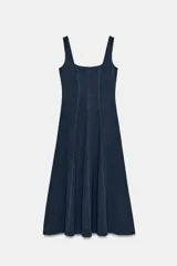 Vestido midi de escote cuadrado con tirantes anchos, diseño con costuras verticales marcadas y falda en línea evasé.