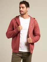 Canguro con capucha color ladrillo, con cierre frontal y bolsillos tipo canguro.