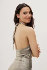 Vestido corto de calce ajustado, confeccionado en tejido con textura acanalada y acabado brillante, con diseño de cuello halter.