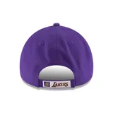 Gorra de visera curva New Era color violeta con logo de Los Angeles Lakers bordado en el frente y logo de la NBA en el lateral.