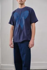 Remera blanca de algodón con estampa de mariposa en el frente.