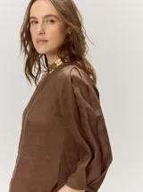 Blusa roja de manga larga con volumen sutil en las mangas y diseño holgado, confeccionada en algodón.