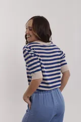 Top tejido a rayas horizontales color verde y beige, con cuello redondo y mangas cortas.