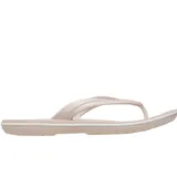 Ojotas Crocs modelo Crocband Flip, color beige con tira de dedo superior y detalle de línea blanca en la entresuela.
