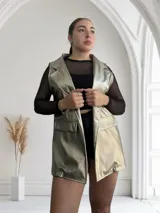 Chaleco largo dorado con textura simil piel de reptil, solapas y bolsillos delanteros.