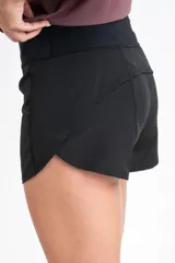 Short negro de tiro medio con corte ligeramente acampanado, confeccionado en tejido técnico de secado rápido con cintura elástica ancha.