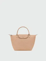 Cartera de mano Longchamp modelo Le Pliage One talla S, color amarillo, con solapa de cuero y cierre de botón a presión, asas cortas de mano y cierre superior con cremallera.