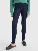 Jeans de corte skinny color azul oscuro, con cintura alta y cinco bolsillos.