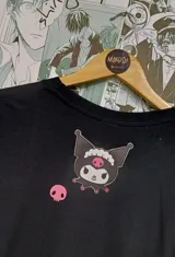 Remera negra con estampado de My Melody y Kuromi, personajes de Sanrio, y la palabra 'makosh'.