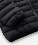 Campera puffer ultraligera Marfinno color negro, con cuello alto, cierre frontal por cremallera y bolsillos laterales.