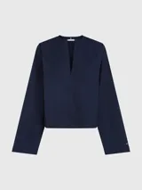 Camisa azul marino de algodón con cuello en V y mangas largas acampanadas.