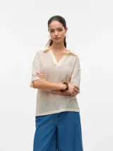 Remera oversize con cuello tipo polo y mangas cortas con hombros caídos, color crema.