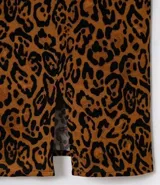 Vestido corto de viscosa con estampado animal print en tonos marrón y negro. Presenta escote cuadrado y mangas cortas abullonadas.