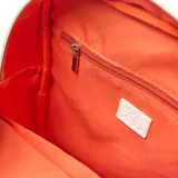 Cartera tipo mochila color beige, con doble asa fija, correa de hombro ajustable, cierre superior, forro interior textil, bolsillo interno con cierre y bolsillo externo delantero.