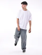 Remera de manga corta color beige, con corte oversize y cuello redondo.