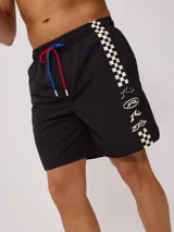 Short de baño negro con estampado de logos de la marca en blanco y una franja lateral con diseño de damero.