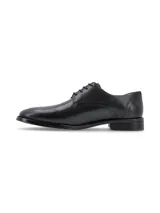 Zapato de vestir tipo Oxford de cuero negro con cordones, diseño clásico con costuras decorativas y suela de goma con tracción.