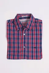 Camisa de manga corta con diseño de cuadros en tonos azul, rojo y blanco. Presenta cuello clásico, cierre frontal con botones y logo bordado en el pecho.