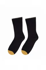 Medias de caña media en color bordó con puntera en contraste color mostaza y detalle de costura dorada en el borde superior.