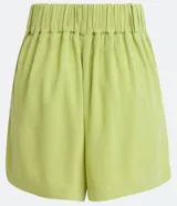 Short verde claro de lino con cintura elástica, trabillas y raya a contraste.