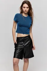 Remera de manga corta con textura acanalada, cuello redondo y calce ajustado al cuerpo.