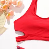 Top de bikini tipo crop top de color verde militar, con diseño deportivo y banda elástica en la base.