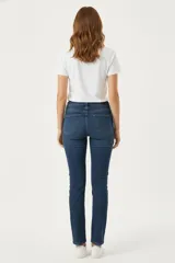 Pantalon jean de corte recto y tiro medio, con bolsillos laterales y traseros.