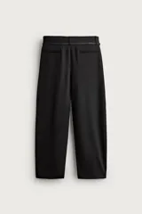 Pantalón de corte balloon fit confeccionado en tejido con viscosa. Presenta cintura ajustable con cinturón integrado, pliegues frontales, bolsillos laterales y bolsillos traseros de doble vivo. Cierre frontal con cremallera y botón.