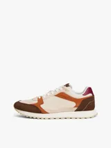 Zapatillas Tommy Hilfiger de estilo retro con paneles de ante y tela en tonos beige, marrón y naranja. Presentan suela gruesa dentada de goma, cierre con cordones y detalles de la marca en la lengüeta y el talón.