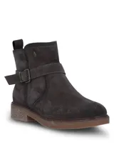 Botinetas Hush Puppies modelo Galla de descarne en color gris oscuro, con suela de goma, tacón bajo y una correa con hebilla ajustable decorativa en el tobillo.
