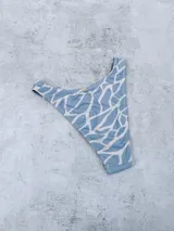 Bombacha de bikini color amarillo claro, modelo vedetina de tiro alto y con forro.