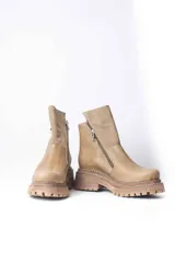 Botas cortas de cuero color beige, con cierre lateral y suela track.