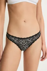 Colaless de encaje con estampado animal print en tonos blanco y negro, con bordes de puntilla.