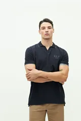 Polo marrón de manga corta con cuello en V y ribete blanco en cuello y mangas.