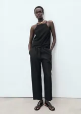 Pantalón largo negro de lino con diseño recto, cintura elástica con cordón ajustable y bolsillos laterales.