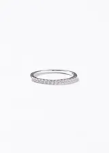 Anillo de plata 925, estilo sin fin, con una hilera de zirconias blancas engastadas a lo largo de todo el cuerpo.