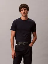 Remera de manga corta Calvin Klein con corte slim, cuello redondo y logo bordado pequeño en el pecho.