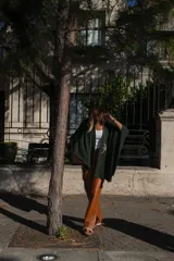 Ruana verde inglés de 100% baby alpaca, tejida en punto texturado. De forma rectangular y terminaciones con flecos cortos. Hilado de Perú, hecho en Uruguay.