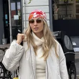 Lentes de sol con marco rectangular de metal negro y cristales oscuros. Diseño moderno con puente doble y patillas finas.