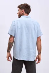 Camisa de hombre color celeste, de manga corta y corte regular, con cuello clásico y botones blancos.